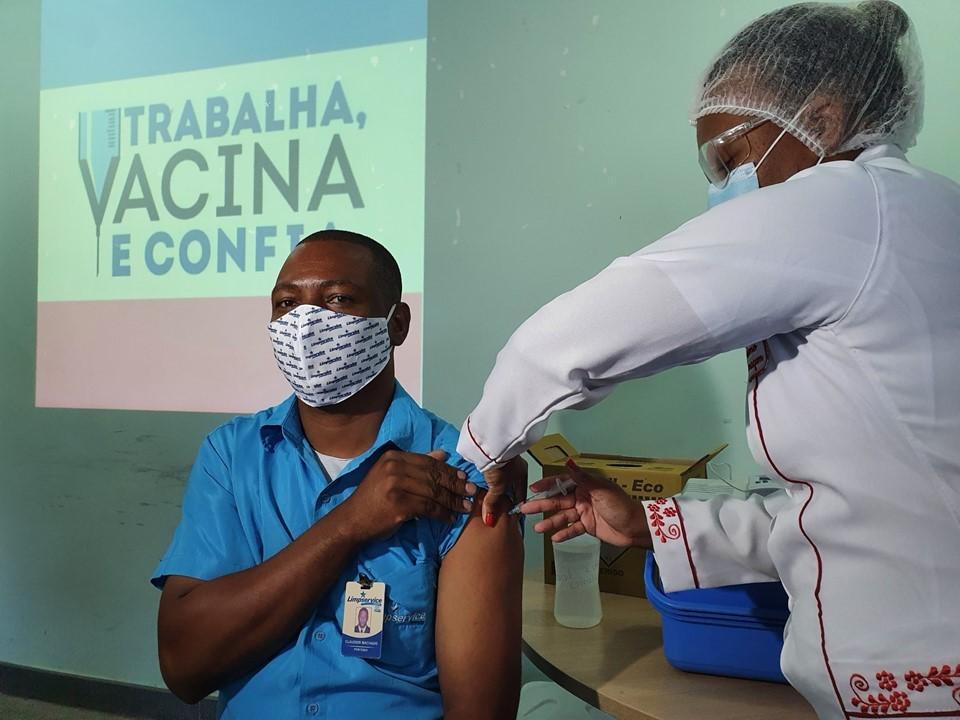 Serra vai receber 10.922 doses da CoronaVac que chegaram nesta segunda (25) ao ES