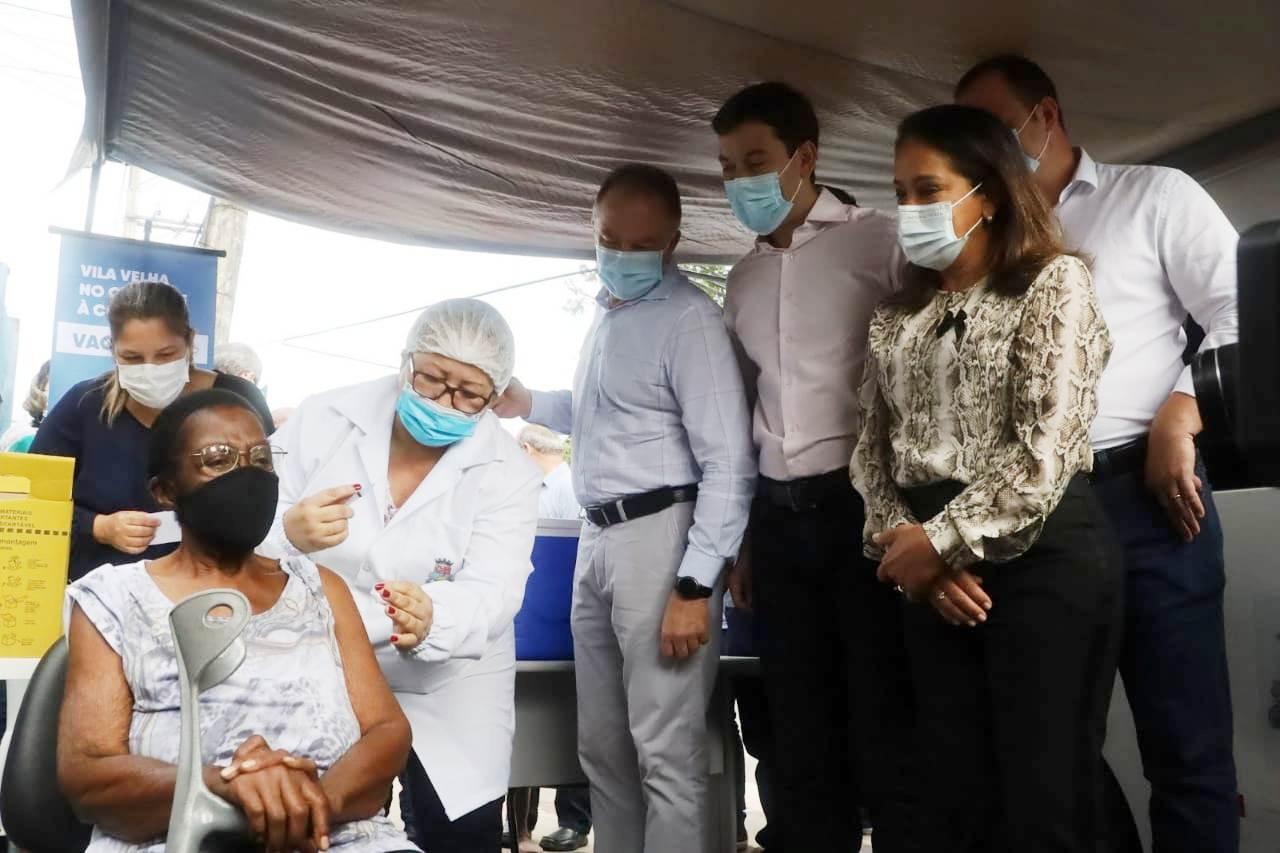 Começou a imunização dos quase 45 mil idosos entre 80 e 84 anos do ES