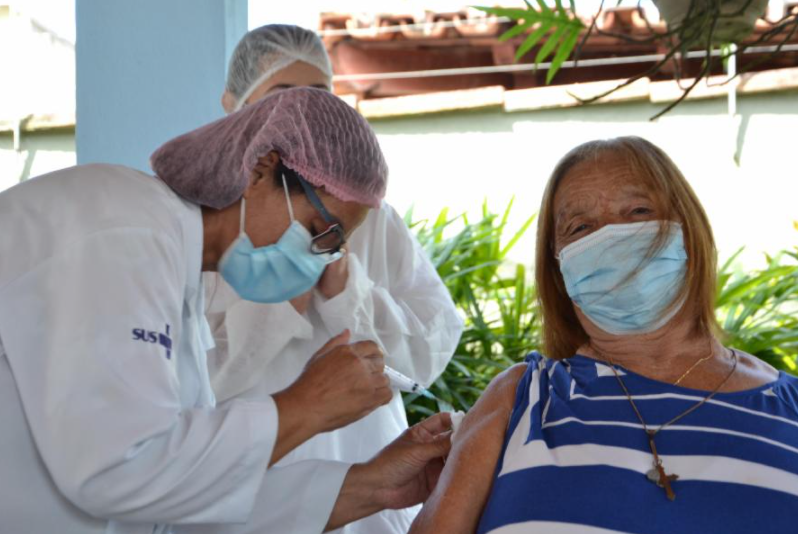 Idosos com mais de 85 anos começam a ser vacinados contra a Covid-19 na Serra