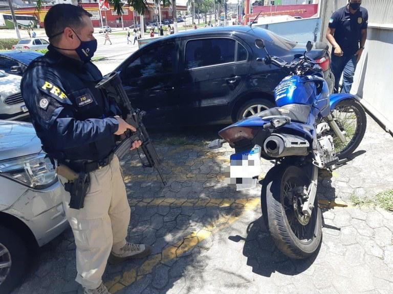 Moto adulterada é recuperada pela PRF na BR 101 na Serra