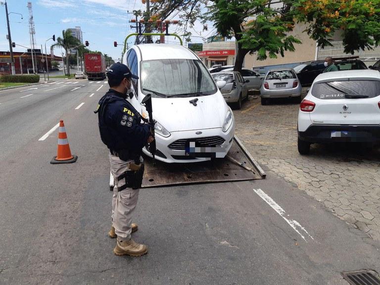 PRF recupera carro roubado de Boa Esperança na BR 101, na Serra