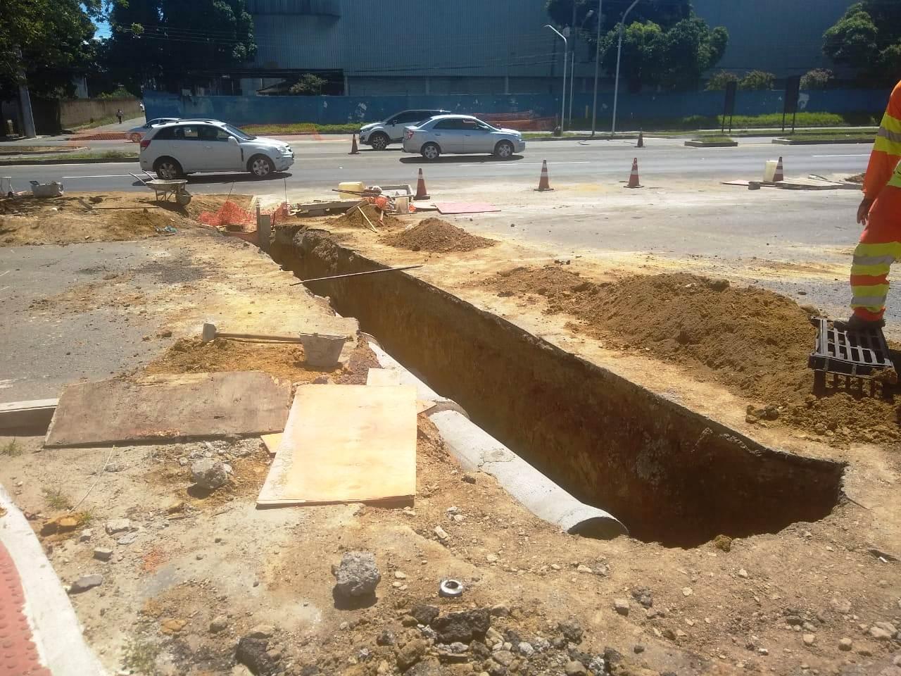 Eco101 interdita via lateral da BR101 em Colina de Laranjeiras na Serra para obra de drenagem