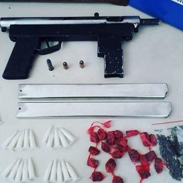 Mulher é presa em Jacaraípe com submetralhadora e 2 tabletes de maconha