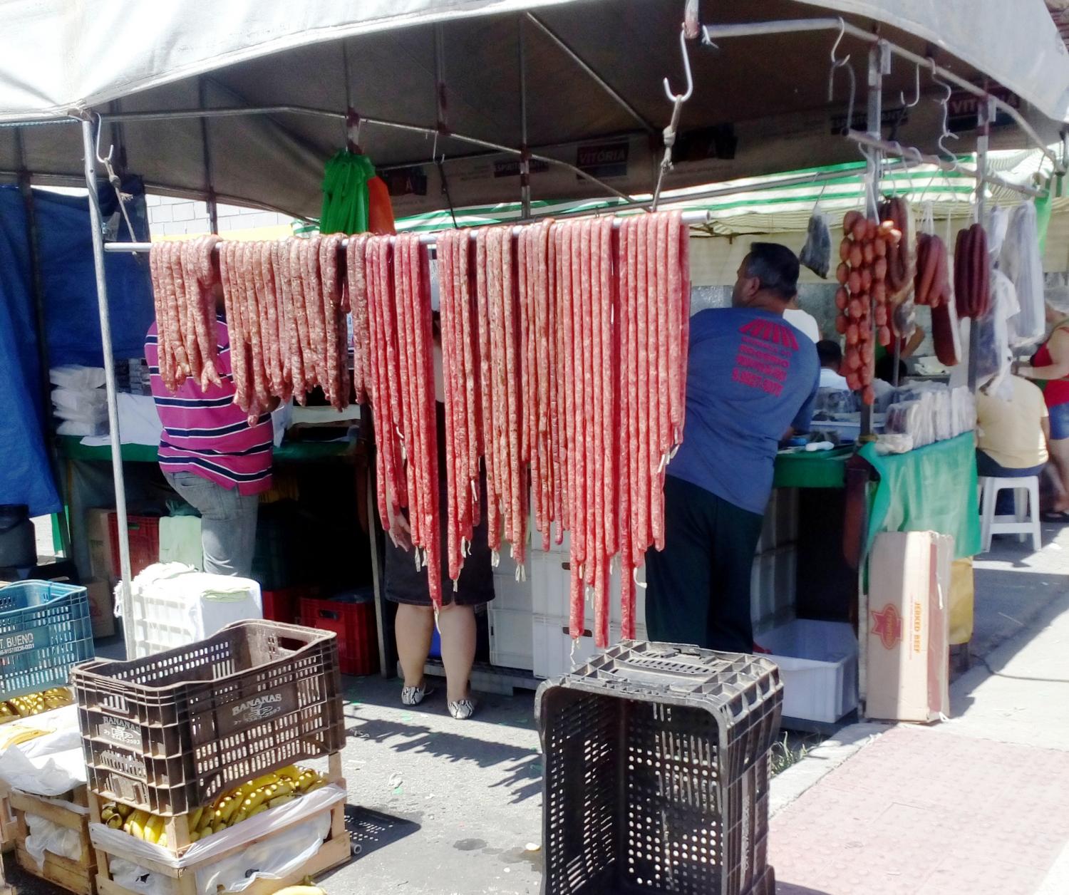 Parques fechados e feiras livres funcionando na Serra