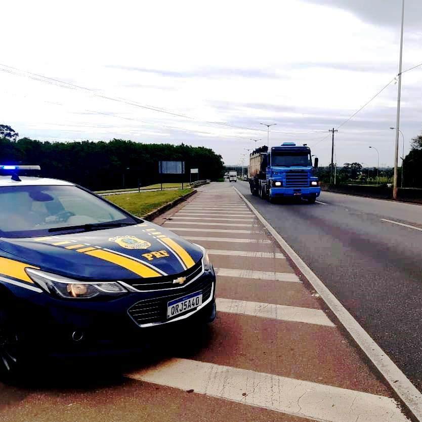 BR-101 liberada após acidente entre duas carretas na Serra