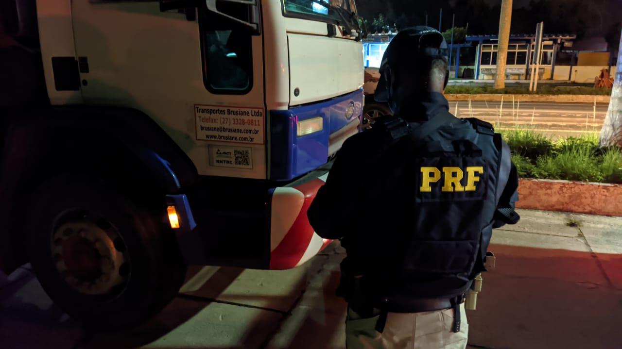 Caminhões furtados na Serra são recuperados em Mucuri (BA)