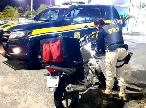 Entregador é apreendido com moto roubada na Serra