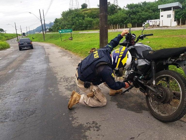 Homem de 23 anos é detido na BR-101 na Serra em moto adulterada