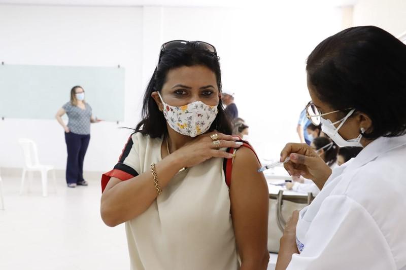 Pedagoga de escola da Serra comemora ao receber vacina contra a Covid-19