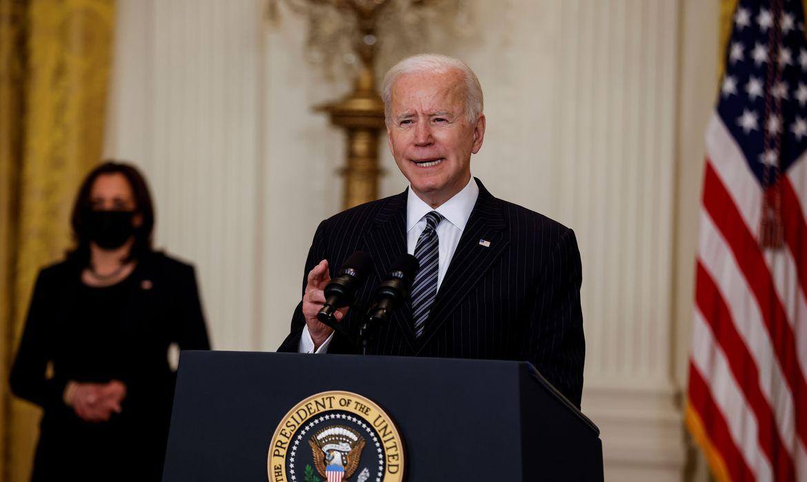 Joe Biden enviará vacinas aprovadas nos EUA ao exterior pela primeira vez