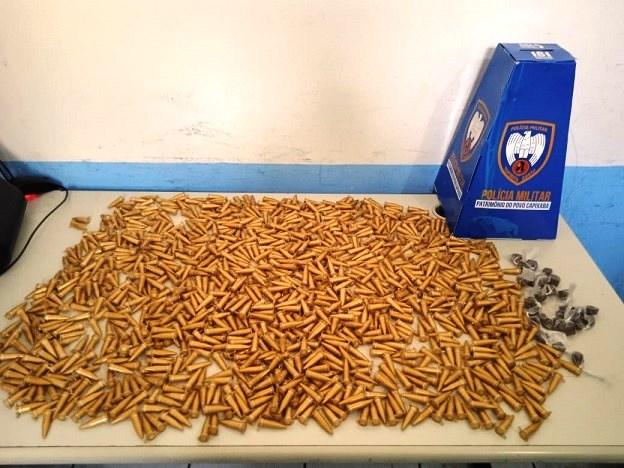 Polícia encontra 1.060 pinos de cocaína em matagal no bairro José de Anchieta na Serra