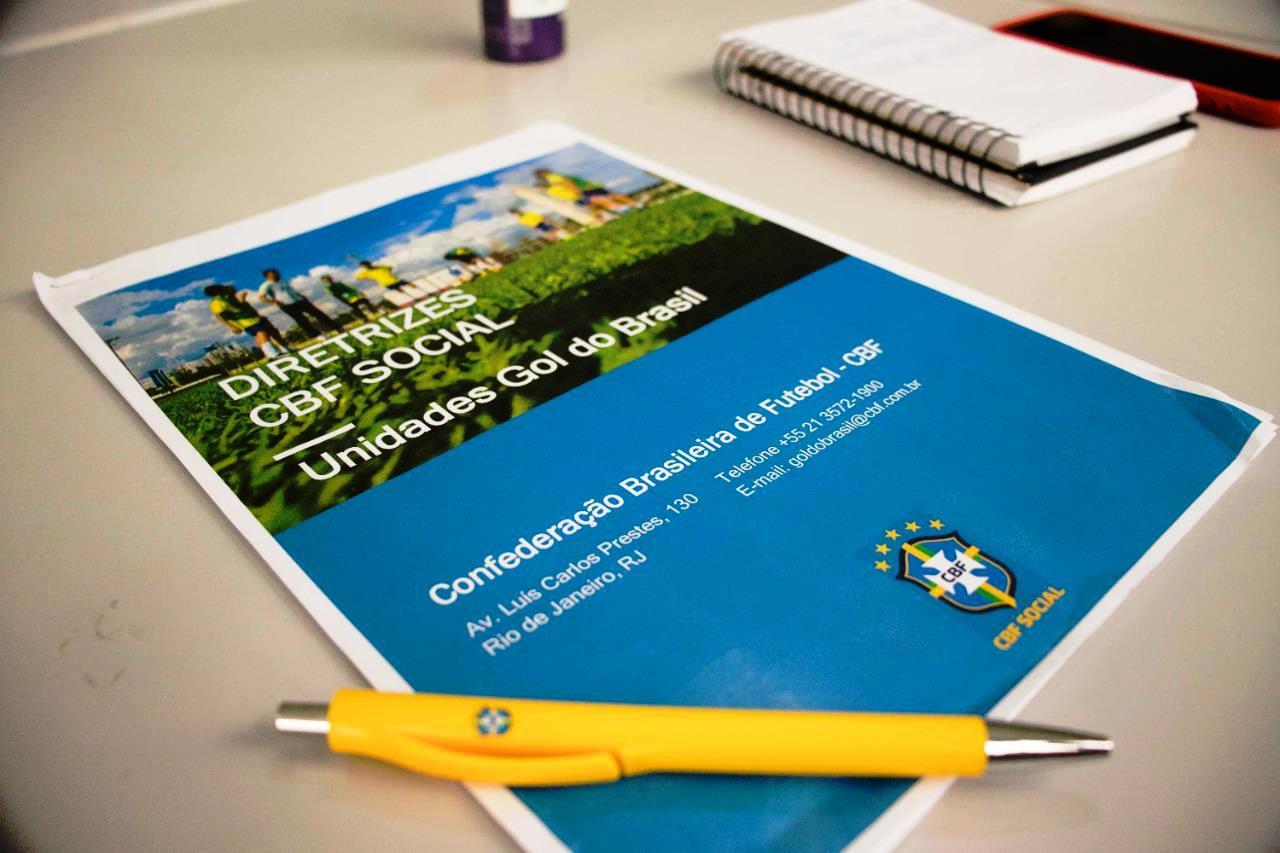 Vidigal e CBF fecham parceria e alunos da rede municipal da Serra terão escolinha “padrão canarinho”