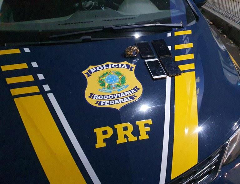 Vítima de assalto liga para o próprio número e polícia consegue prender suspeitos