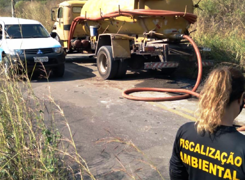 Empresa é flagrada despejando rejeitos em tubulação que leva para Lagoa Jacuném