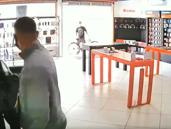 Comerciante vive momentos de terror durante assalto em loja de celular na Serra