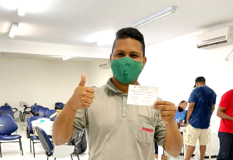 Serra começa a vacinar trabalhadores da limpeza urbana contra a Covid-19