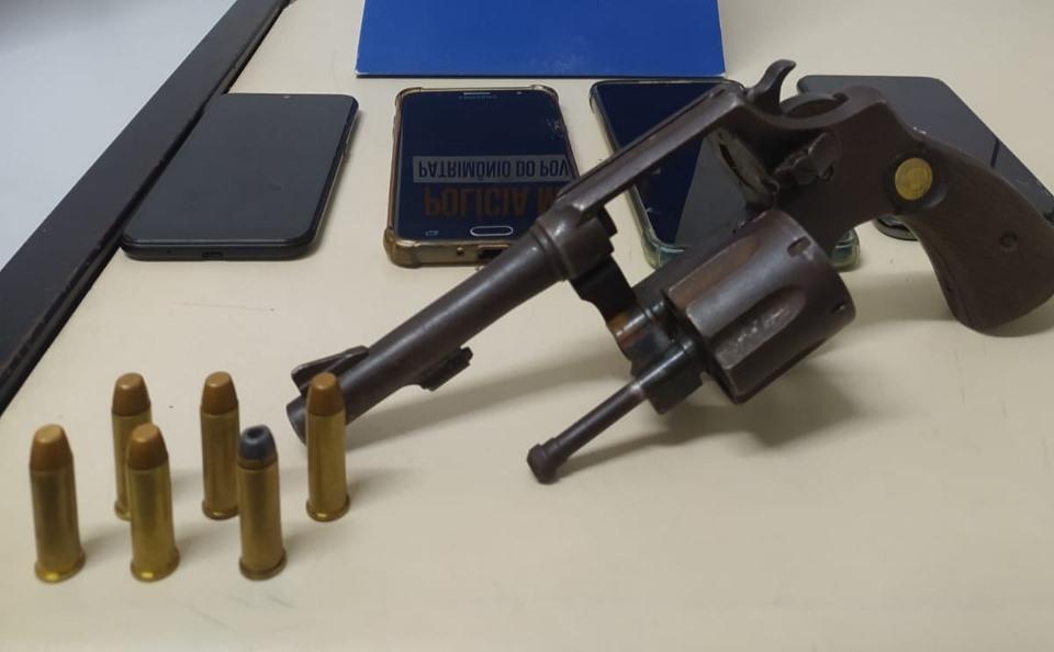 Após perseguição, quatro homens são presos e carro, roubado em Valparaíso, é recuperado