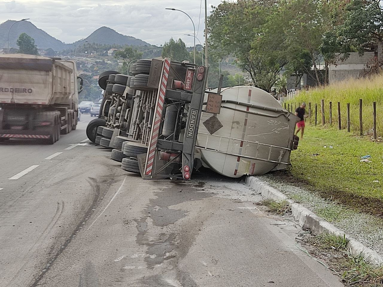 Caminhão transportando produto perigoso tomba na BR 101 em Planalto Serrano