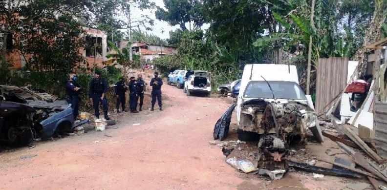 Ferro velho é demolido em Jacaraípe por irregularidades e roubo de energia