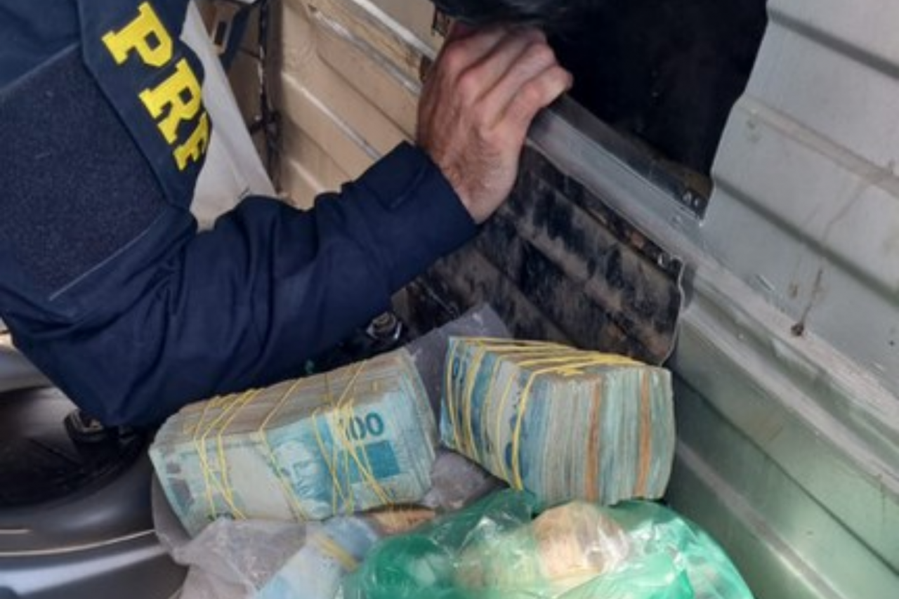 Polícia Rodoviária Federal apreende mais de 400 mil reais escondidos em veículo na BR 101