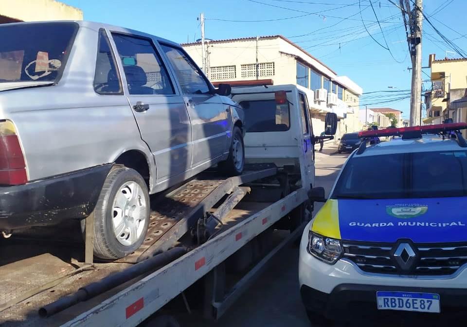 Serra aperta o cerco contra furto de tampas de bueiros e fios de cobre