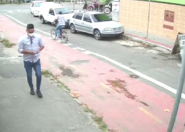 PC divulga imagens de golpista que recolhe cartão de crédito das vítimas se passando por motoboy