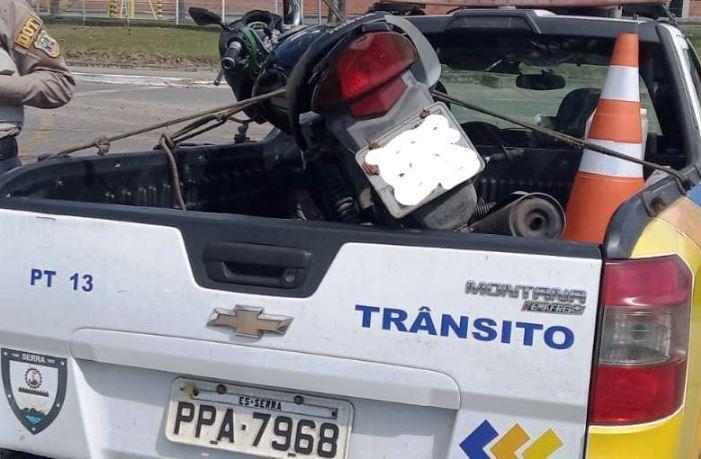 Suspeito em moto é abordado em Civit II e veículo, que era roubado, é recuperado