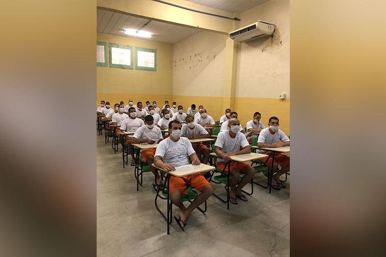 Unidades Prisionais do Espírito Santo recebem doação de livros e computadores