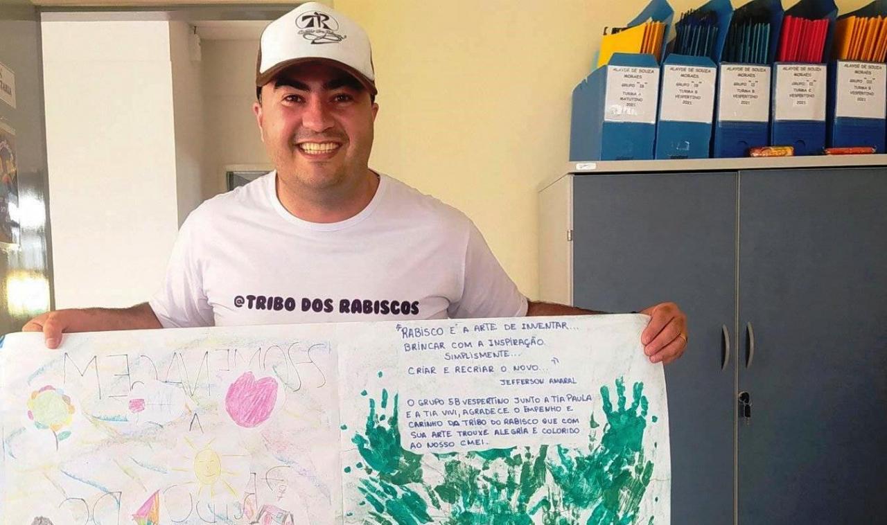 Artista supera depressão fazendo “rabiscos” coloridos pelos bairros da Serra