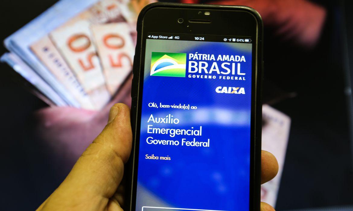 Governo notifica por sms 627 mil pessoas a devolver auxílio emergencial