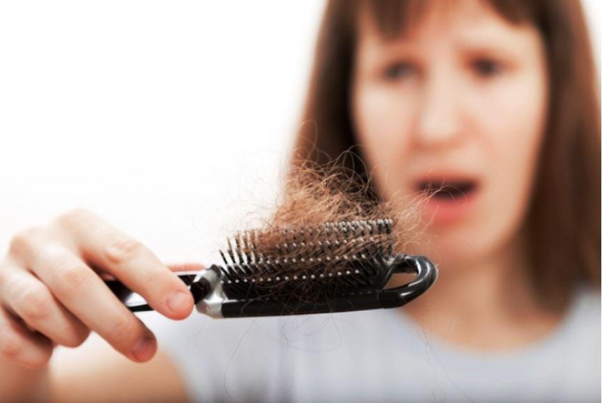 Queda de cabelos está entre as sequelas da Covid-19