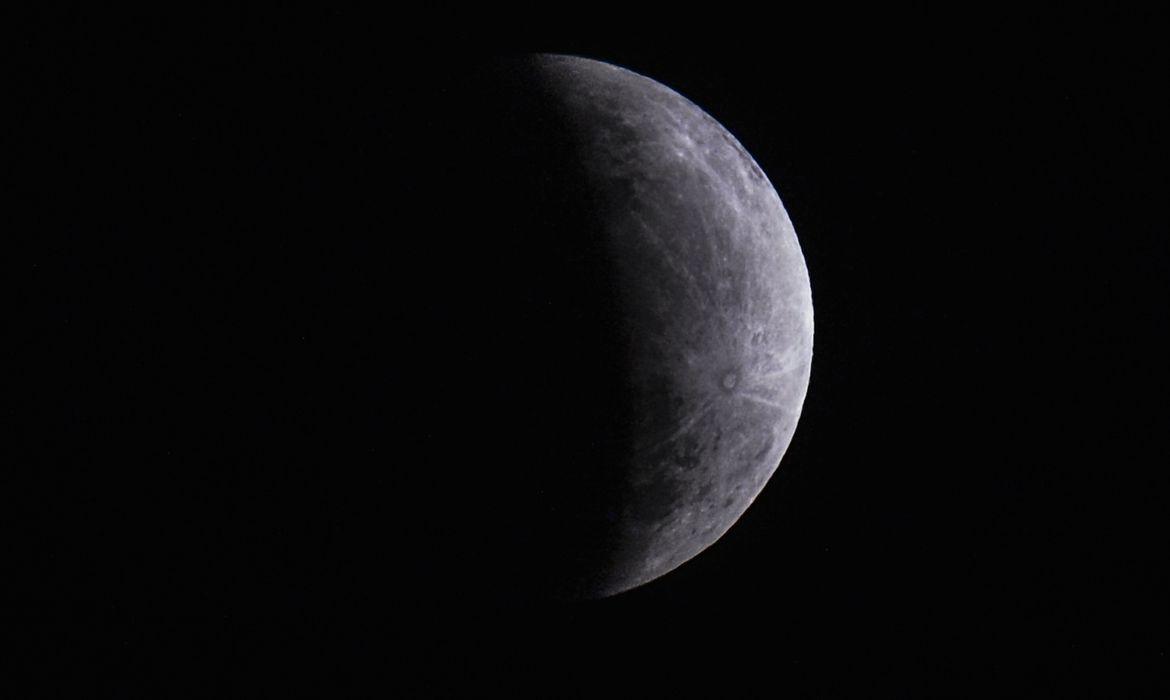 Eclipse parcial da Lua poderá ser observado na madrugada desta sexta (19)