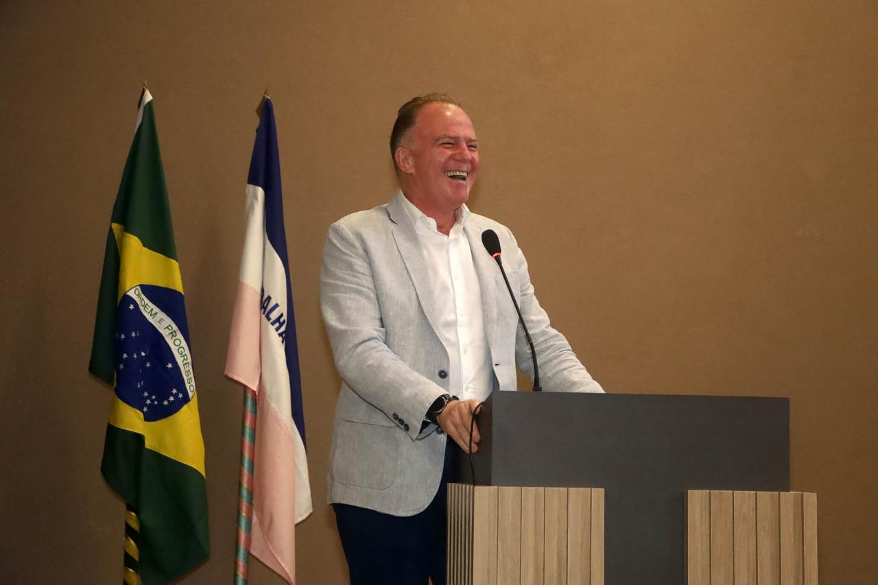 Casagrande anuncia bônus de R$ 6,5 mil para profissionais do magistério