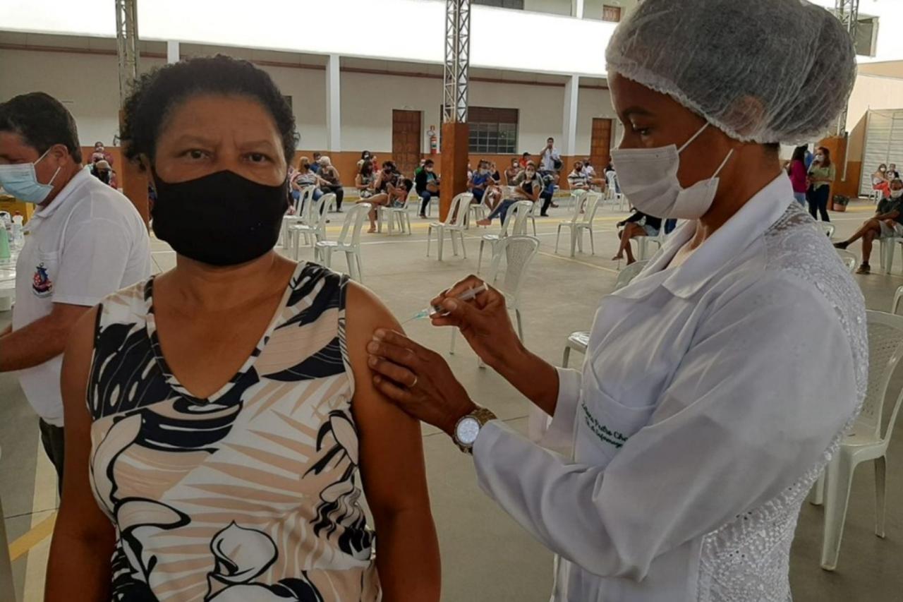 Espírito Santo é o estado com maior cobertura de doses de reforço em idosos