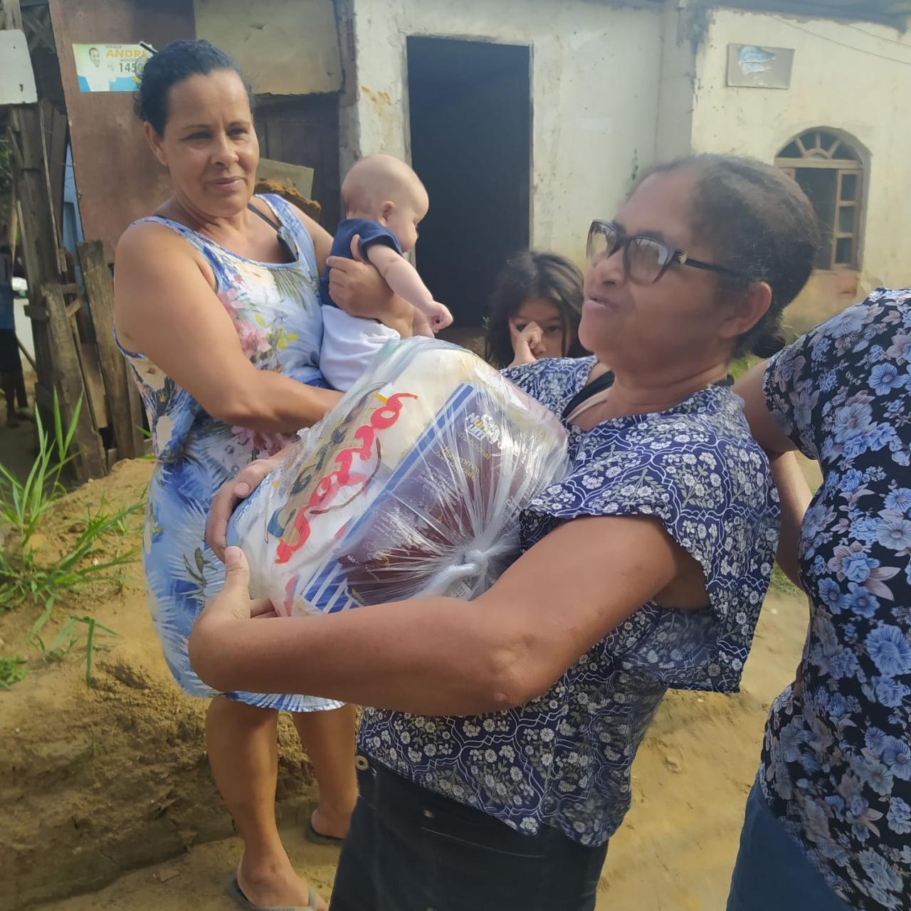 Serra do Bem entrega 25 cestas básicas para familias de Nova Carapina e Solar de Anchieta
