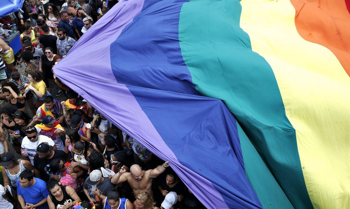 2,9 milhões de pessoas se declaram homossexuais ou bissexuais no Brasil