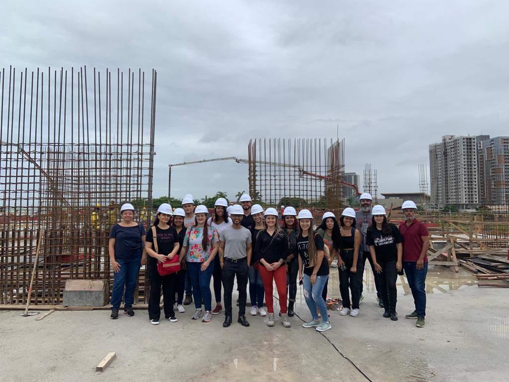Curiosidade: futuros engenheiros e arquitetos visitam as obras do prédio mais alto do Espírito Santo