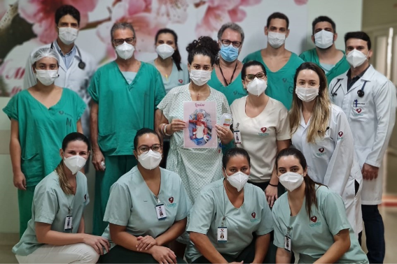 Equipes se unem e realizam parto e cirurgia de emergência para salvar vida de gestante e bebê