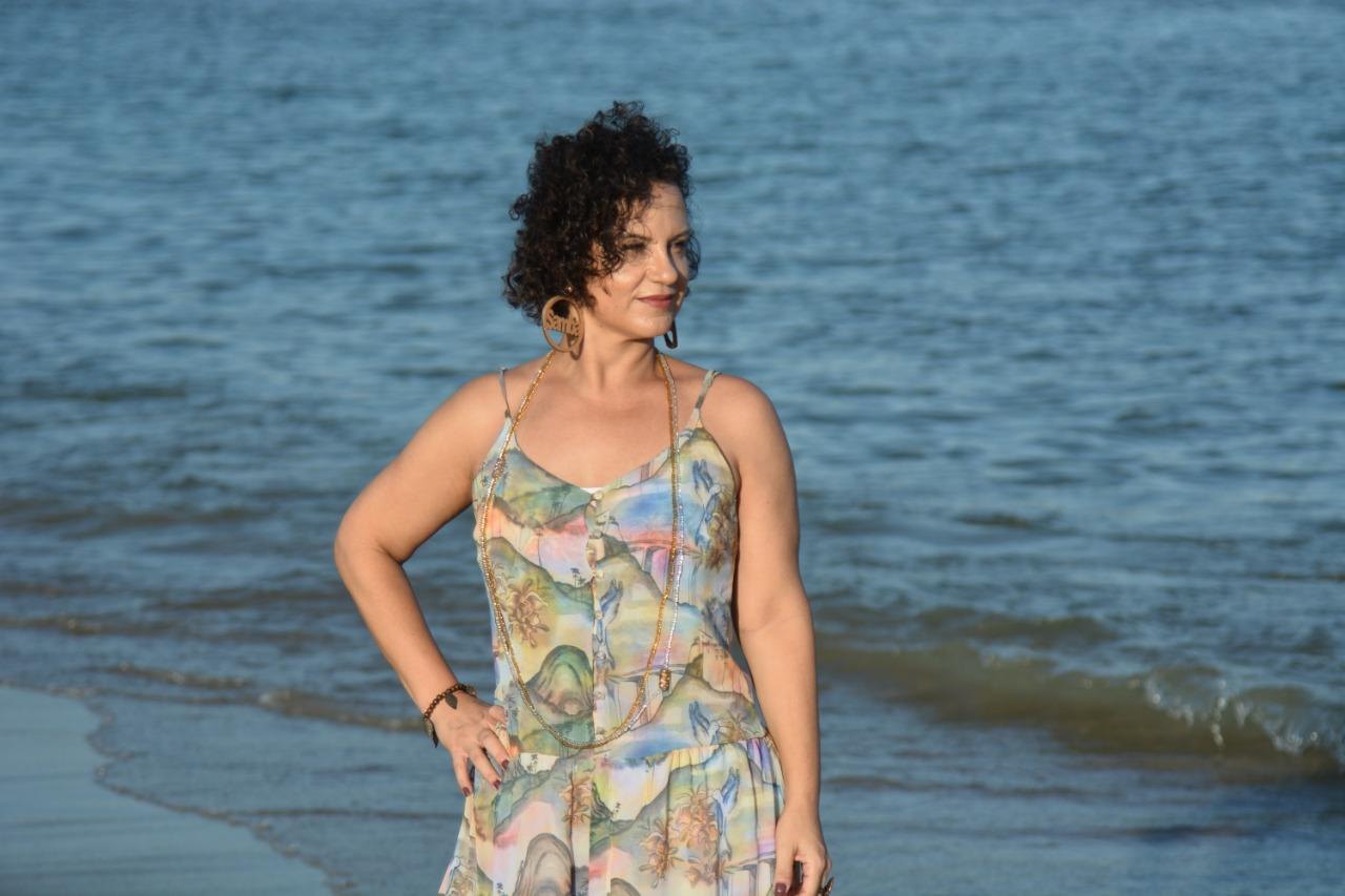 Micheli Montalvão dá voz ao ‘Feijoada e Samba’ do Casa Rio Botequim, na Serra, neste domingo (26)