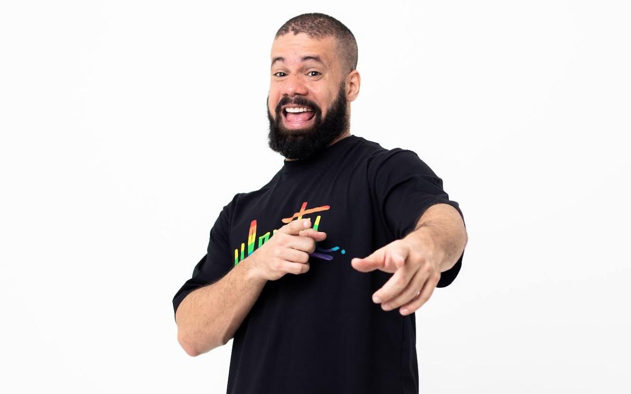 Júnior Chicó se apesenta em Vitória com show de humor “Sair do armário”