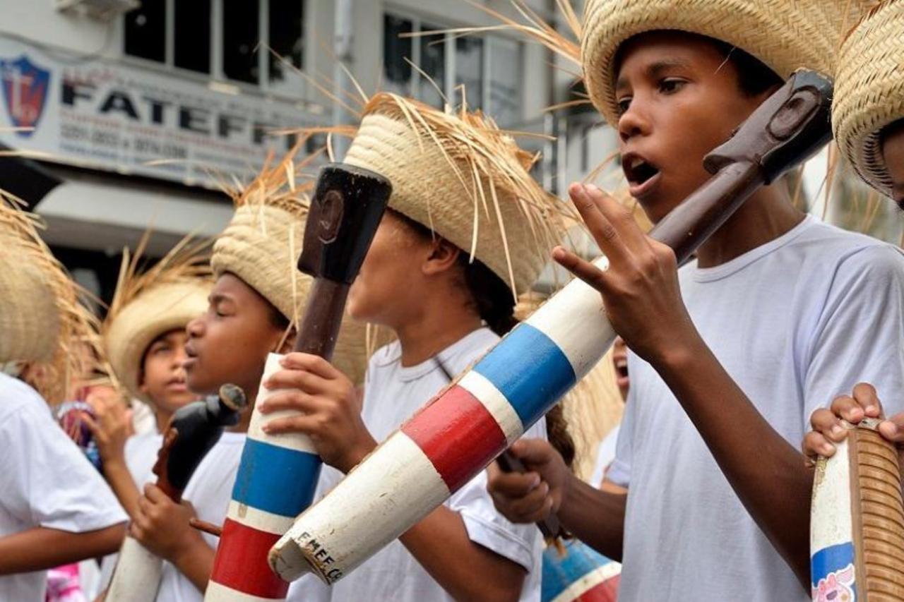 Sábado de festa com desfile de bandas de congo mirim na Serra