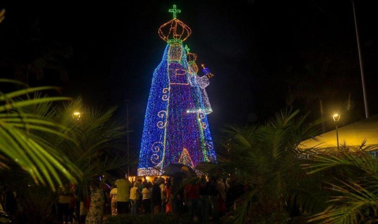 Mesmo com chuva, fiéis acompanham de perto o acendimento da Santa Iluminada na Serra