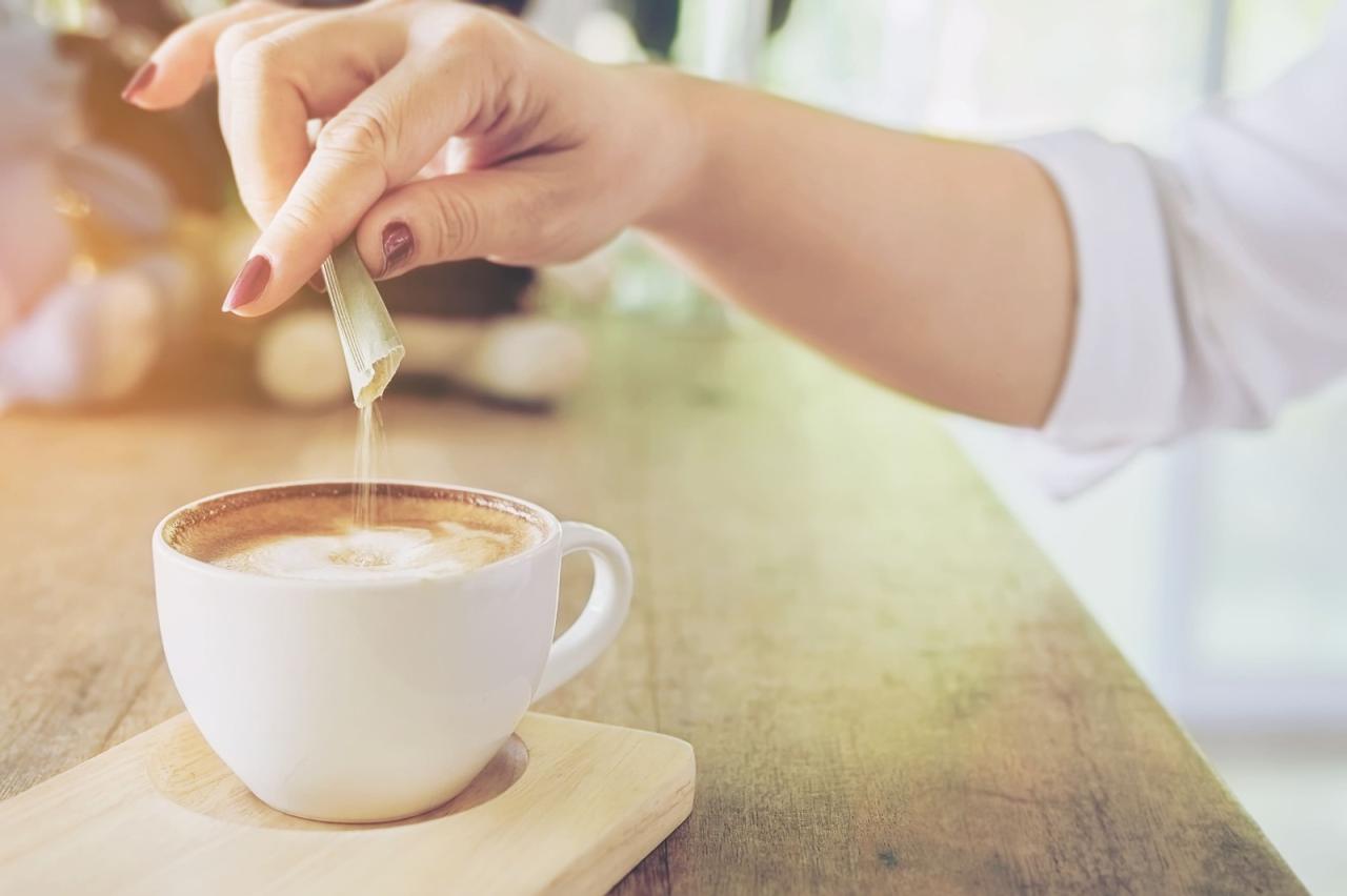 Aspartame causa câncer? Entenda a decisão da OMS em lançar um alerta sobre o consumo do adoçante e como evitar o risco