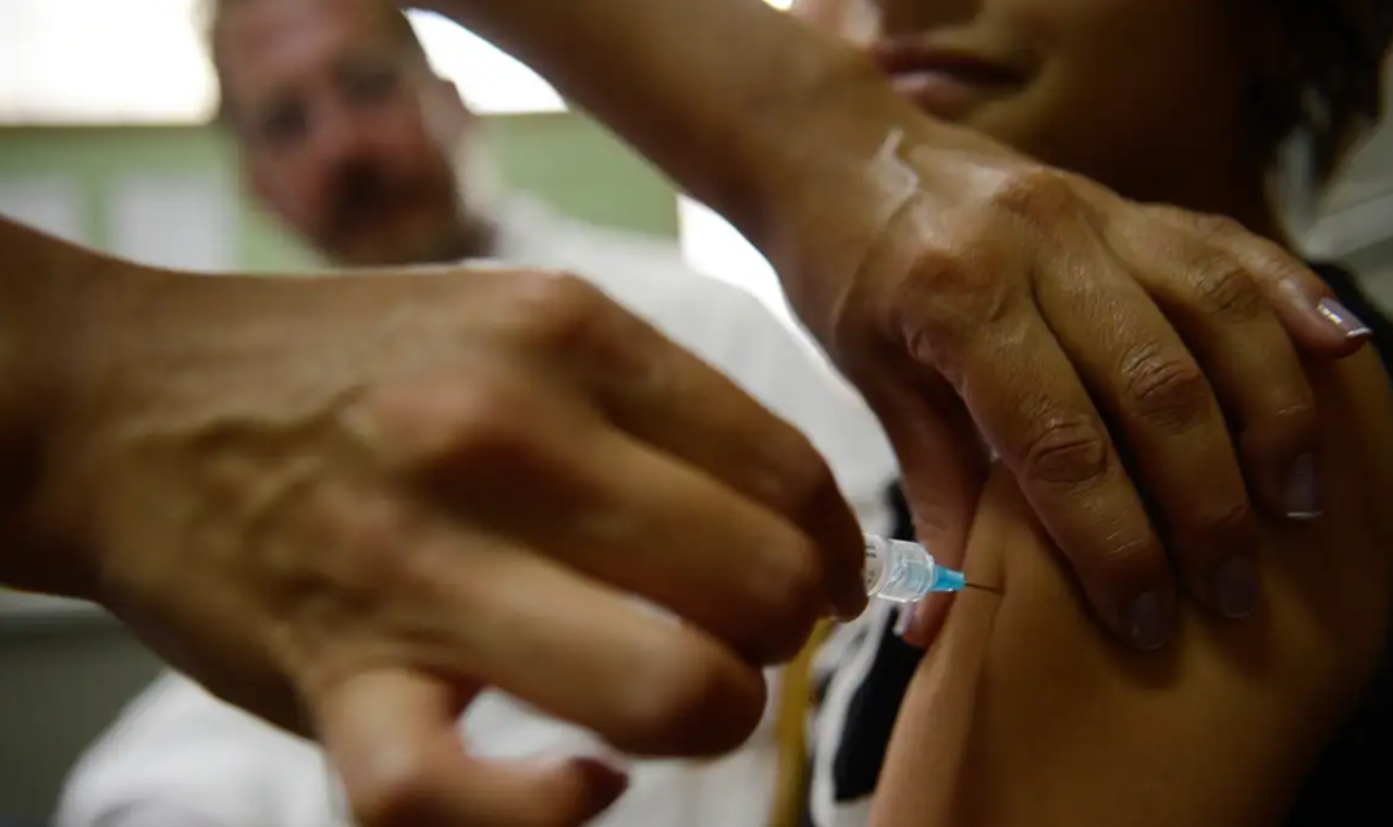 Espírito Santo adota esquema de dose única da vacina HPV para crianças e adolescentes de 9 a 14 anos