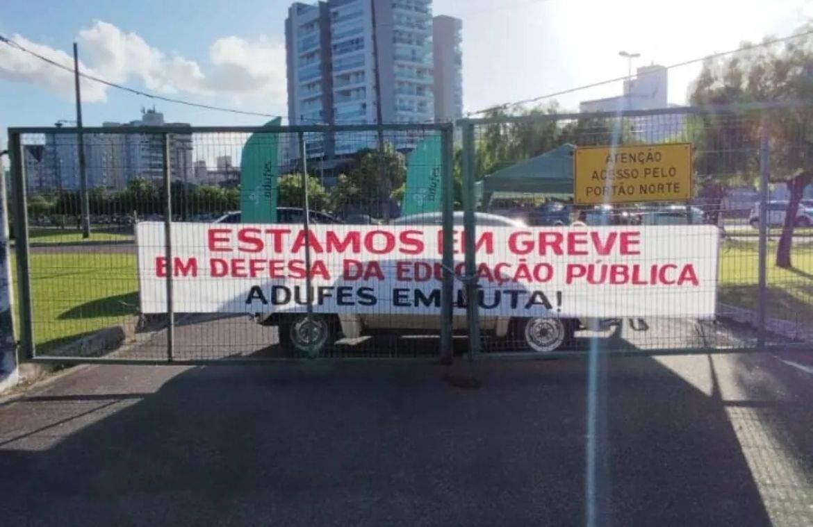 Greve docente na Ufes: Portões fechados marcam início de movimento reivindicatório