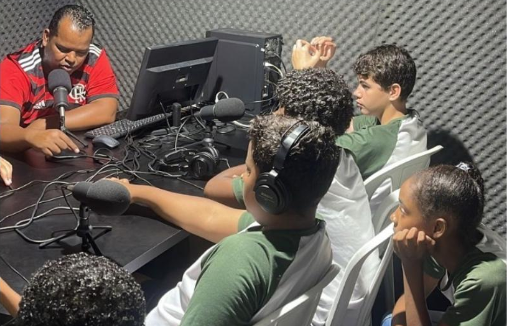 Instituto Vovô Chiquinho Envolve Jovens em Oficinas de Rádio e Podcast