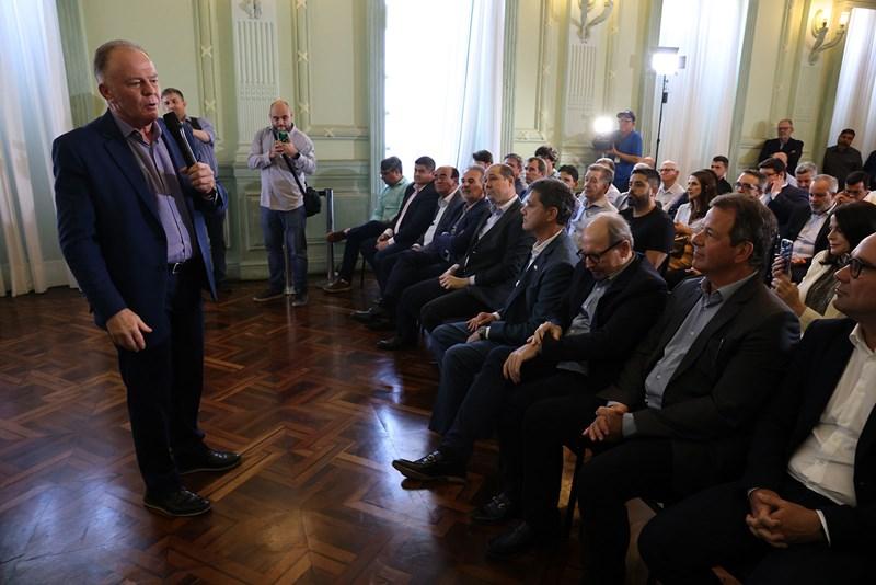 Casagrande anuncia programa para impulsionar portos, rodovias, ferrovias e áreas empresariais do ES
