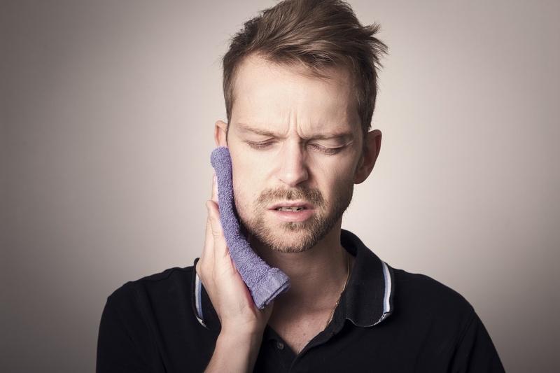 Pesquisa revela que 49% das pessoas com sensibilidade nos dentes também têm problemas gengivais