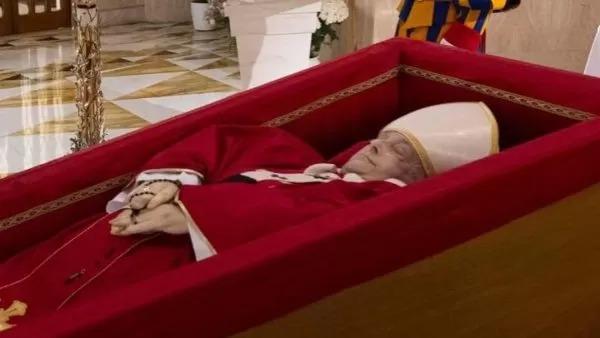Cerimônia de despedida do Papa Francisco levanta curiosidade sobre sepultamentos tardios