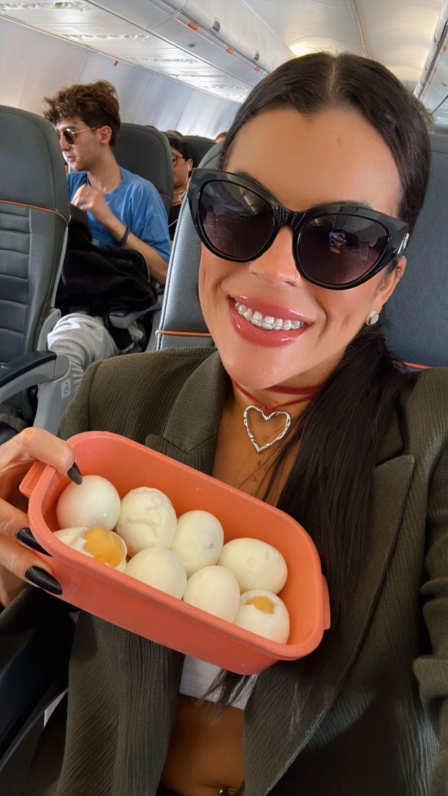 Miss Bumbum Rosana Ferreira relata incômodo de passageira com sua marmita fitness durante voo: 